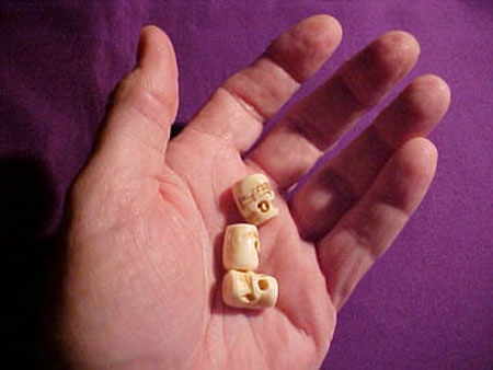 12-A-SKULLS-IN-THE-HAND